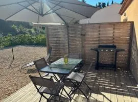 la pause detente, villa climatisée avec jardin et parking privés, à 5 mn de la mer, au calme