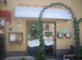 Hotel Aurora Villalago، فندق في Canzolino