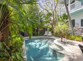 Under the Palms - Relaxing Condo Shared Pool & Parking