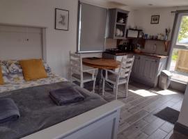 Cosy Hill Top Hut with Fantastic Views - Near Bala, hotel a Bala