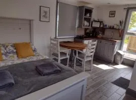 Cosy Hill Top Hut with Fantastic Views - Near Bala