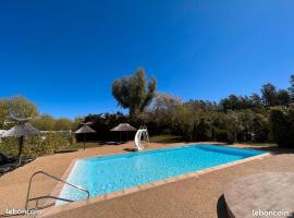 Mobil-home cosy avec accès piscine, Hotel in Carqueiranne