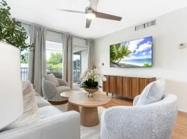 Minimalist Haven Naples - Walk to Beach & 5th Ave