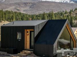 A-Frame Cliffside Studio Cabins, hotel a South Fork