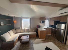 Bungalow 94 Wifi privée 6 pers Camping 4 étoiles Siblu le Lac des Rêves, hotell i Lattes