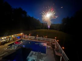 Seven Acres River Estate- Epic Bethel Group Getaway: Bethel şehrinde bir otel