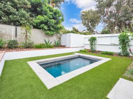 A Little Bit of Heaven near Rancho Santa Fe with a pool!, hotel em Del Mar