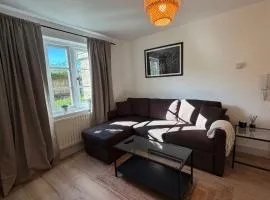 Cosy High street flat near Cotswolds