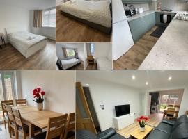 6 Bedroom Home, FREE Parking & Wi-Fi Garden, hotel din Tilehurst