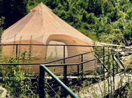 Paradise Ranch Inn - Abundance Tent: Three Rivers şehrinde bir otel