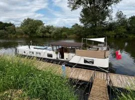 Unique 2 Bed Waterside Retreat Pet Friendly