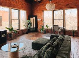 420 Friendly SKYLINE view Downtown Loft FREE Parking, hotel u gradu 'Detroit'
