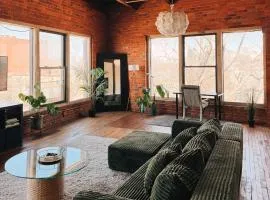 420 Friendly SKYLINE view Downtown Loft FREE Parking