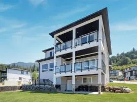 Elegant 4BR Main Suite Family Friendly with Terrace