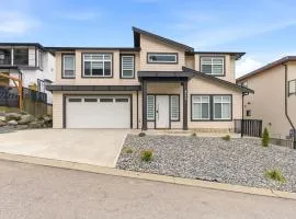 Modern 4BR Suite with Mountain Views