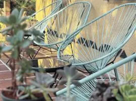 Habitación acogedora con vista al jardín