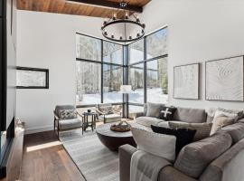 Wildebrook: 4br Mountain Luxury, fireplace, hot tub, x-country ski in/out, 10min to ski resort!, hotel din Stowe Fork