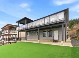 Modern Mountain View Suite with Covered Patio