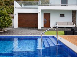 Villa O Pomar with optional heated pool, hotel sa Paul do Mar