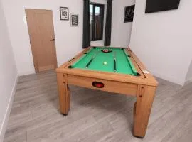 Spacious 6-Guest Retreat with Pool Table