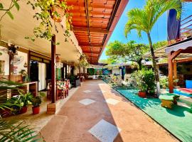 Villas Ela en Bahía Ballena Uvita hermosas habitaciones privadas grandes, cerca de playa con piscina,cocina,jacuzzi,aire acondicionado,tv, baño privado,parqueo gratis y terraza, Hotel in Uvita