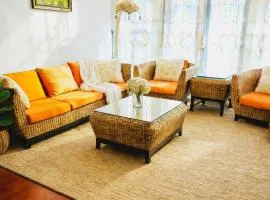 Stylish 5BR Entire House Near Vancouver Sleeps 8, Free Parking