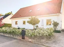 Nice Home In Kivik With Wifi
