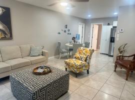 Cozy Coastal Retreat 6 minutes to the Beach, hotel en Venice