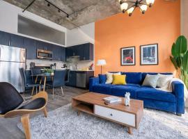 Cozy 2BR South Loop Condo with Optional Parking and Gym Near McCormick Place, Public Transit & City Hotspots, khách sạn ở Chicago