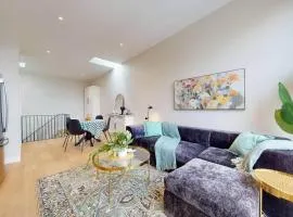 Luxury 3 Bedroom Townhome 10 Minutes to Downtown FREE Parking