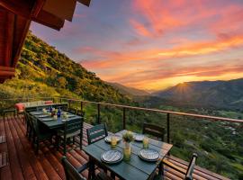 4 Kings Log Cabin 150 Acres Spectacular Views, hotel en Three Rivers