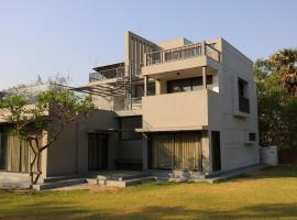 Villa 57 Abhishree Orchards, hotel a Sānand