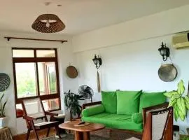 Hewani a bright & airy 1 BR apartment with an ocean view & pool