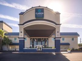 Clarion Inn & Suites Central Clearwater Beach, hotel di Clearwater