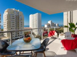 McRam&eacute; Design Apt Sea View, Beachfront, Swimming Pool, 2BDR, 2BAR, 6 pax, Praia da Rocha, hotel em Portim&atilde;o