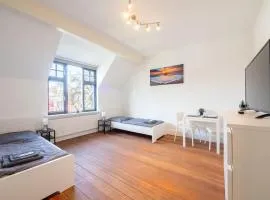 Grosse-Monteurwohnung-in-Villa-4-Zimmer-8-Personen-WLAN-TV-Kueche-Ahrensburg-Naehe-Hamburg-AGRP1202