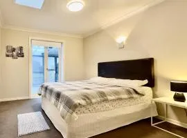 Comfy Private Room on the Cameron- Superb Location