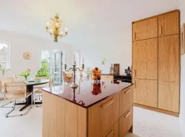 Cozy Modern Unit with Garden