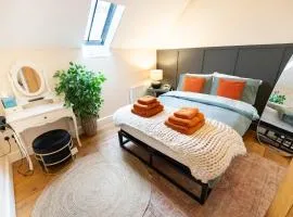 Mews - Worcester City - Gated - Self Check In - Free WIFI - 1 King - 2 Doubles - 1 Cot - TVs in bedrooms - Sleeps 6 - Free Parking - Pets welcome