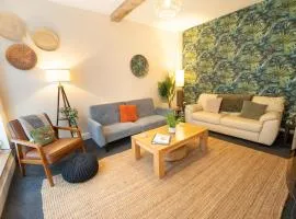 The Mews - Worcester City - House - Gated - Self Check In - Free WIFI - 2 Doubles - TVs in bedrooms - Sleeps 5 - Free weekend Parking