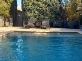 Méthamis에 위치한 호텔 Gîte la fontaine de l alouette piscine et SPA en Provence