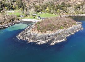 Ellary Cottage - Cosy Sleeps 4 Property, Remote Location at the Edge of the Water, hotel sa Ellary
