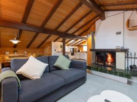 Cozy Alpine Lodge - Hot Tub & Balcony Views, hotel di Axalp