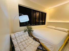 Cozy 2BR Stay Near SM Dasma with Parking Space!, hotell i Palapala