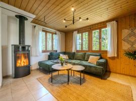 Peaceful Alpine Hideaway - Hot Tub & Terrace, hotel di Axalp