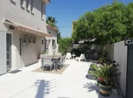 Les Palmiers, T2 confortable en rez de jardin, bord de mer, terrasse