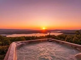 Fish Tales Cabin with a private hot tub