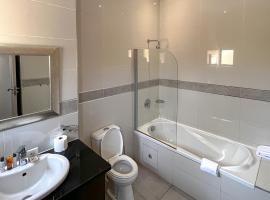 Golden Crystal Hotel Gaborone, hotel a Gaborone