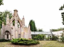 Architectural 5 bedroom house in woodland setting