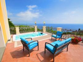 Villa La Timpa - antica e maestosa villa con jacuzzi privata con una meravigliosa vista sull'Etna e sul mare, hotel in Acireale